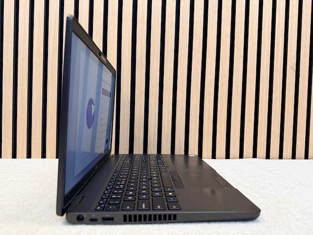 Dell - latitude 5500 - i5 / 16gb / 256gb / 15,3" laptop - afbeelding 2 van  8
