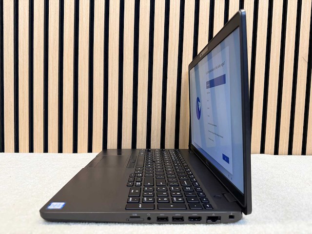 Dell - latitude 5500 - i5 / 16gb / 256gb / 15,3" laptop - afbeelding 3 van  8