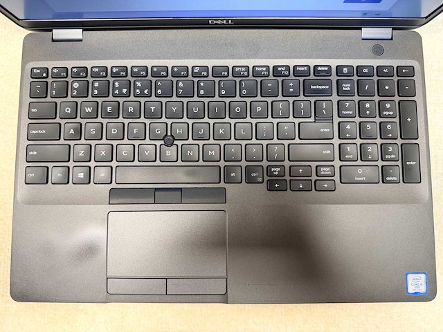 Dell - latitude 5500 - i5 / 16gb / 256gb / 15,3" laptop - afbeelding 4 van  8