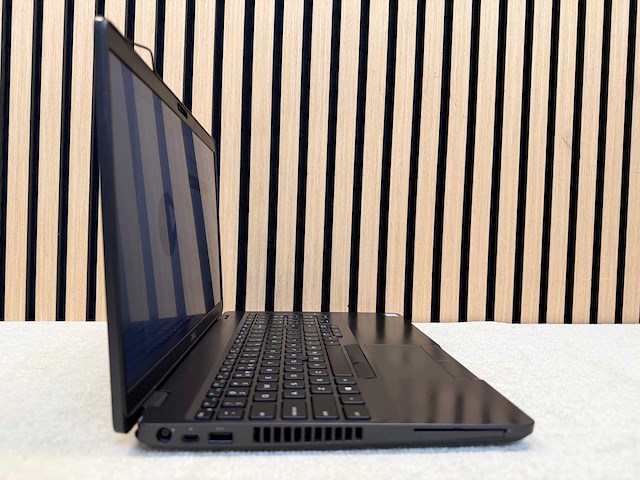 Dell - latitude 5500 - i7 / 32gb / 256gb / 15,3" laptop - afbeelding 2 van  9
