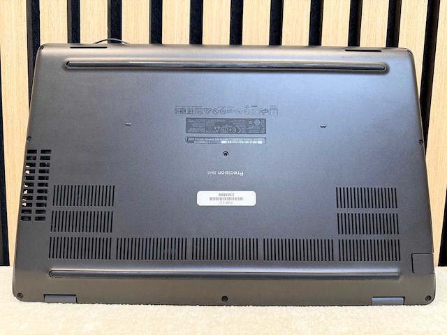 Dell - latitude 5500 - i7 / 32gb / 256gb / 15,3" laptop - afbeelding 6 van  9