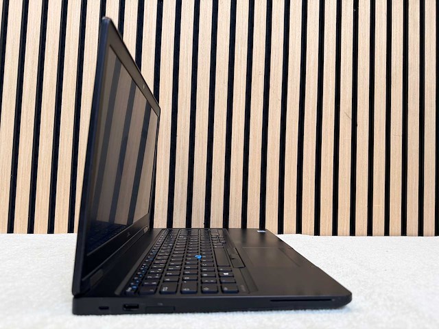 Dell - latitude 5590 - i5 / 16gb / 256gb / 15,3" laptop - afbeelding 2 van  6