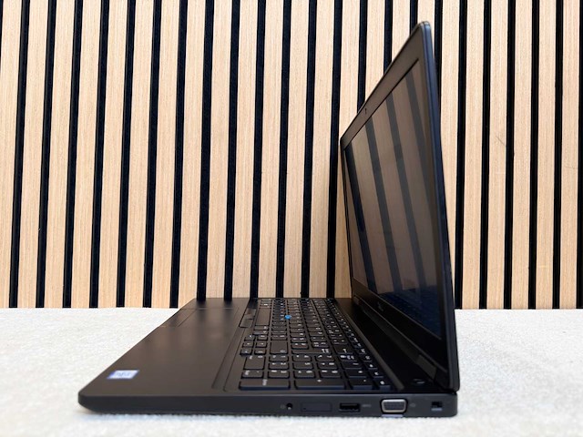 Dell - latitude 5590 - i5 / 16gb / 256gb / 15,3" laptop - afbeelding 3 van  6