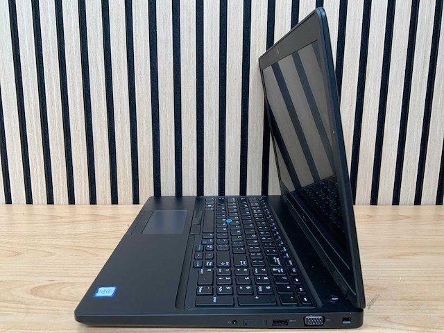 Dell - latitude 5590 gen 8 - laptop - afbeelding 1 van  3