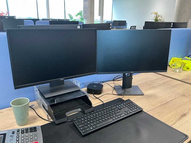 Dell 24 inch monitor met dockingstation (16x) - afbeelding 8 van  19