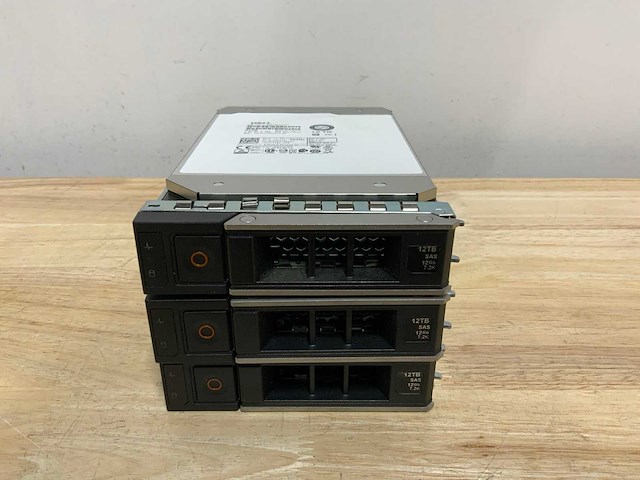 Dell dj7c9 sas 12tb interne hardeschijf (3x) - afbeelding 2 van  7