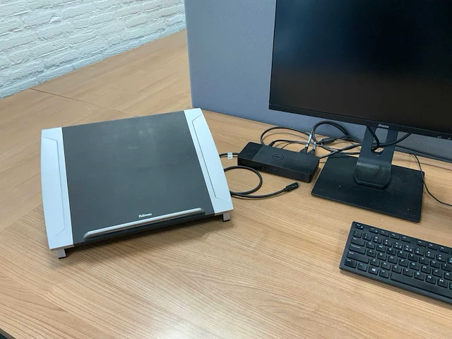 Dell k20a, iiyama prolite xub2495wsu dockingstation en monitoren op arm - afbeelding 6 van  7