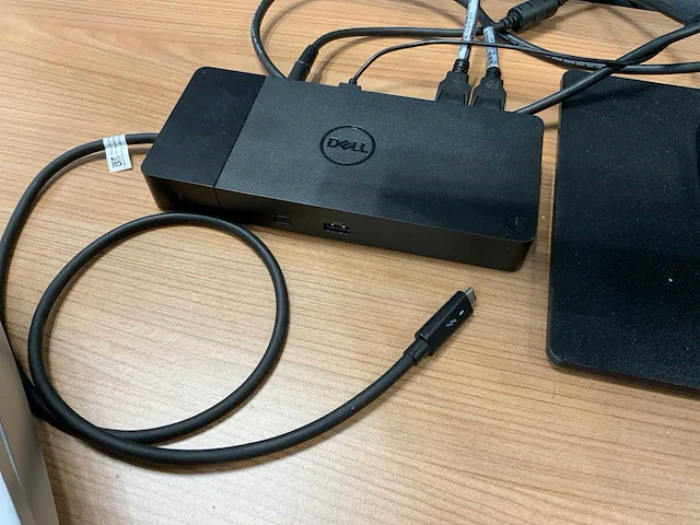 Dell k20a, iiyama prolite xub2495wsu dockingstation en monitoren op arm - afbeelding 2 van  7