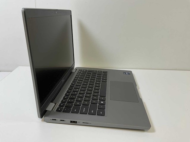 Dell latitude 5330 13.3”, core(tm) i5 12th gen, 16 gb ram, 256 gb nvme laptop - afbeelding 1 van  4