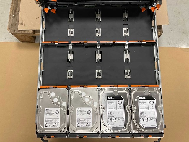 Dell (md3460/e08j) 39 x 4 tb sas(st4000nm0295) - 11x 4 tb sas(st4000nm0025) - 2x 4 tb sas(mg04sca40en) disk array enclosure - afbeelding 9 van  18