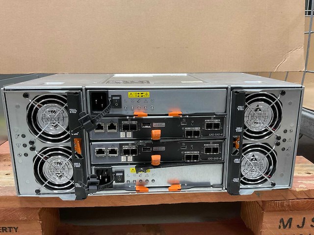 Dell (md3460/e08j) 39 x 4 tb sas(st4000nm0295) - 11x 4 tb sas(st4000nm0025) - 2x 4 tb sas(mg04sca40en) disk array enclosure - afbeelding 15 van  18