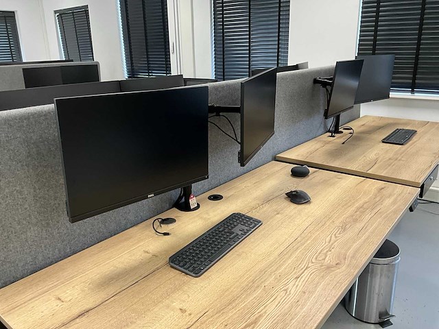 Dell p2421/p2422he monitor met 3 dockingstations (16x) - afbeelding 2 van  3