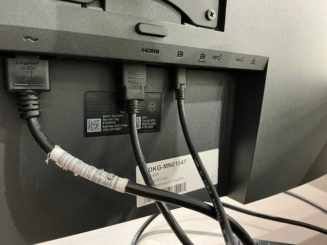 Dell p3222qe 32” monitor met arm - afbeelding 2 van  4