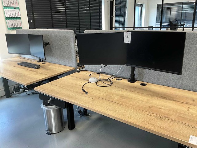 Dell/hp monitor met 3 dockingstations (14x) - afbeelding 1 van  8