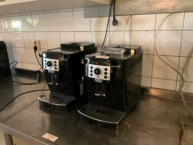 Delonghi magnifica s koffiemachines (2x) - afbeelding 1 van  9