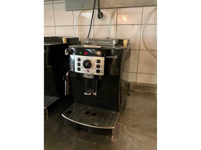 Delonghi magnifica s koffiemachines (2x) - afbeelding 2 van  9