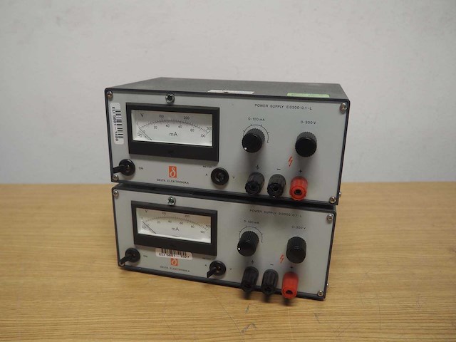 Delta - e0300-0.1-l - regelbare voeding (2x) - afbeelding 1 van  4