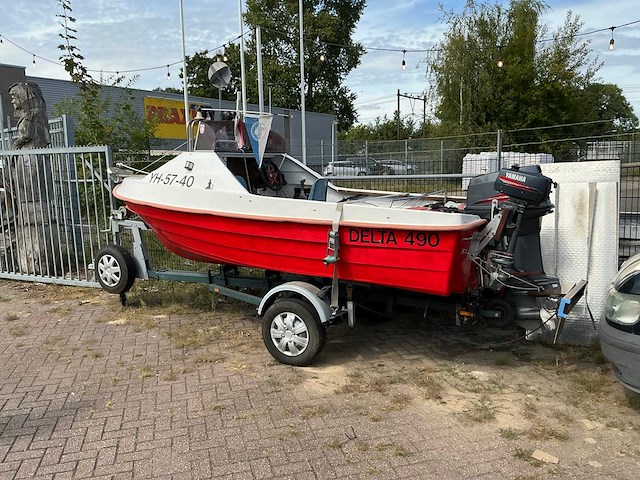 Delta 490 polyester consoleboot met buitenboordmotor - afbeelding 12 van  22