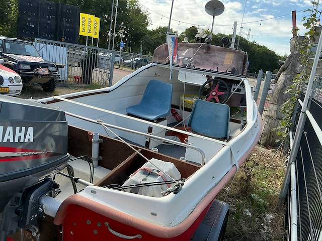 Delta 490 polyester consoleboot met buitenboordmotor - afbeelding 4 van  6