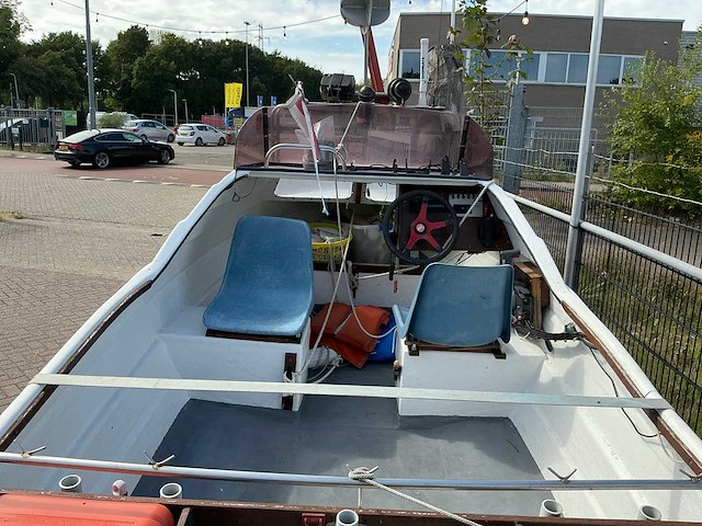 Delta 490 polyester consoleboot met buitenboordmotor - afbeelding 5 van  6