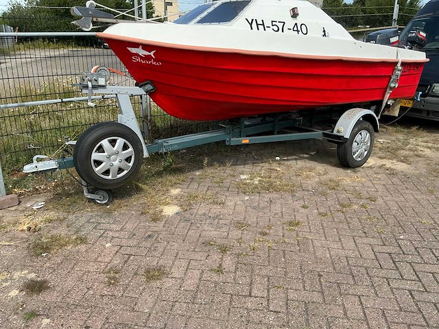 Delta 490 polyester consoleboot met buitenboordmotor - afbeelding 6 van  6