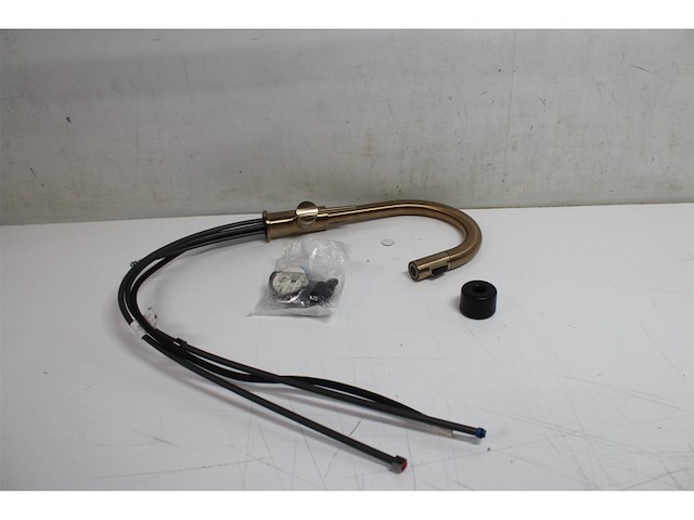 Delta faucet trinsic gold keukenkraan - afbeelding 4 van  4