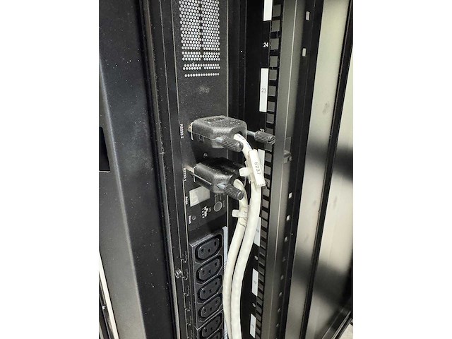 Delta xubus node 70 kw it container datacenter 11 racks - afbeelding 8 van  19