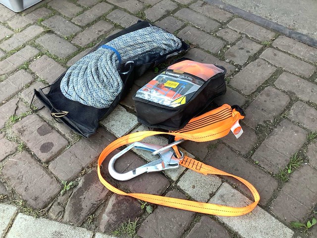 Deltaplus elara 190 valbeveiligings harnas/kit - afbeelding 1 van  4