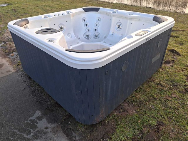 Deluxe spa 6 persoons jacuzzi en buitenspa - afbeelding 1 van  5