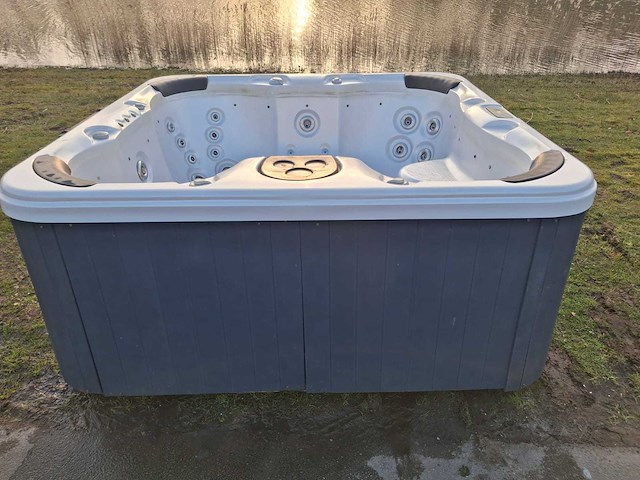 Deluxe spa 6 persoons jacuzzi en buitenspa - afbeelding 3 van  5