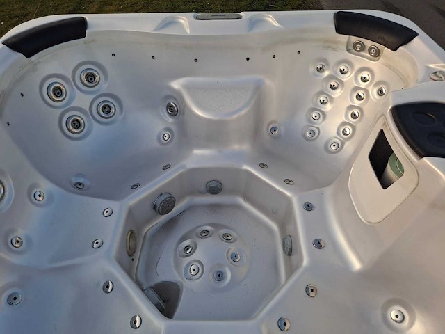 Deluxe spa 6 persoons jacuzzi en buitenspa - afbeelding 9 van  30