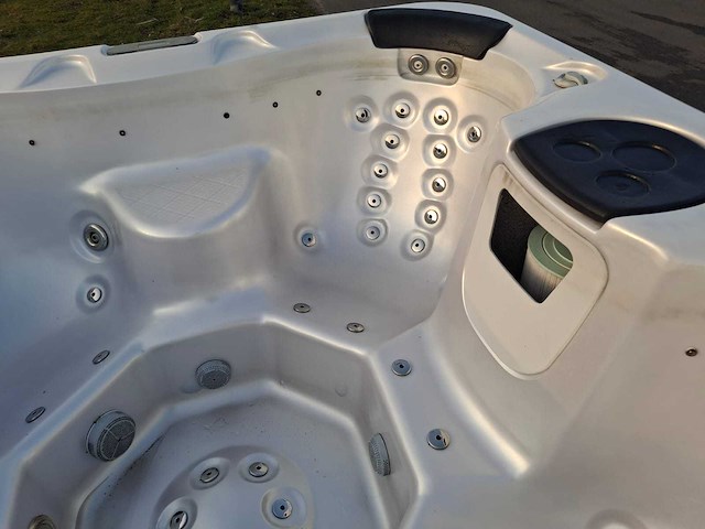 Deluxe spa 6 persoons jacuzzi en buitenspa - afbeelding 10 van  30