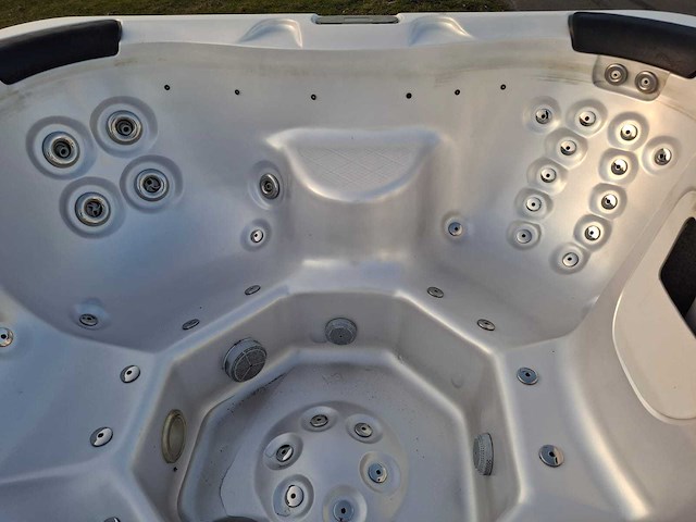 Deluxe spa 6 persoons jacuzzi en buitenspa - afbeelding 11 van  30