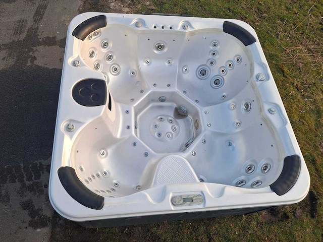 Deluxe spa 6 persoons jacuzzi en buitenspa - afbeelding 1 van  30