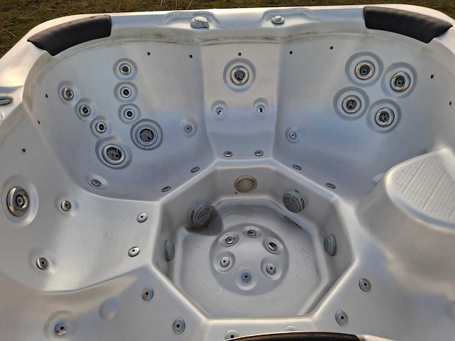Deluxe spa 6 persoons jacuzzi en buitenspa - afbeelding 13 van  30