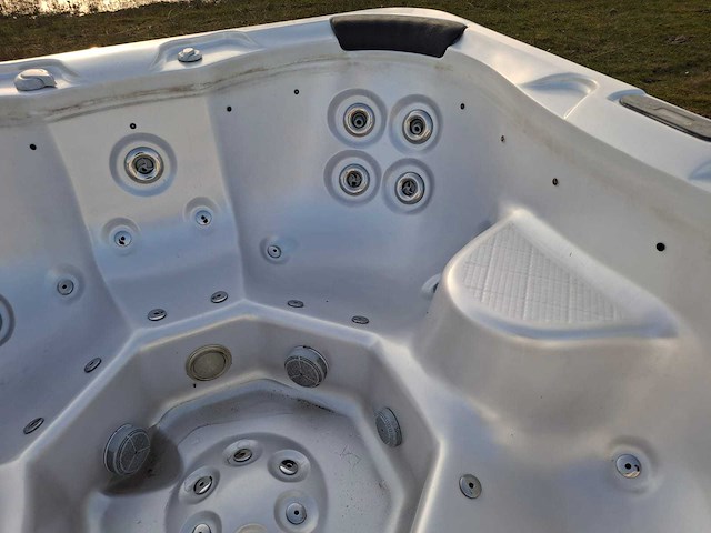Deluxe spa 6 persoons jacuzzi en buitenspa - afbeelding 14 van  30