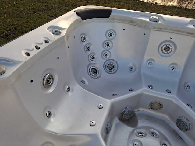 Deluxe spa 6 persoons jacuzzi en buitenspa - afbeelding 16 van  30