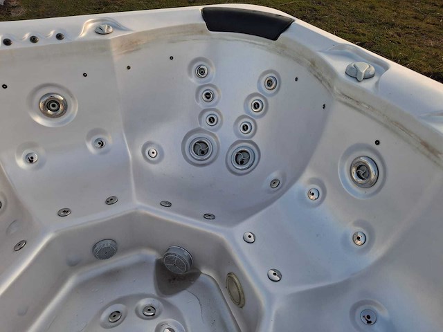Deluxe spa 6 persoons jacuzzi en buitenspa - afbeelding 17 van  30