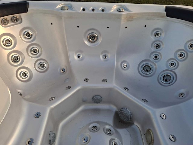Deluxe spa 6 persoons jacuzzi en buitenspa - afbeelding 18 van  30
