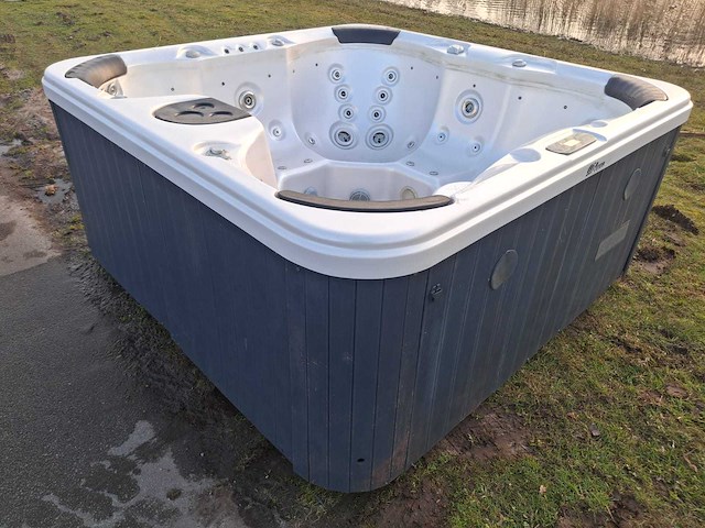 Deluxe spa 6 persoons jacuzzi en buitenspa - afbeelding 19 van  30