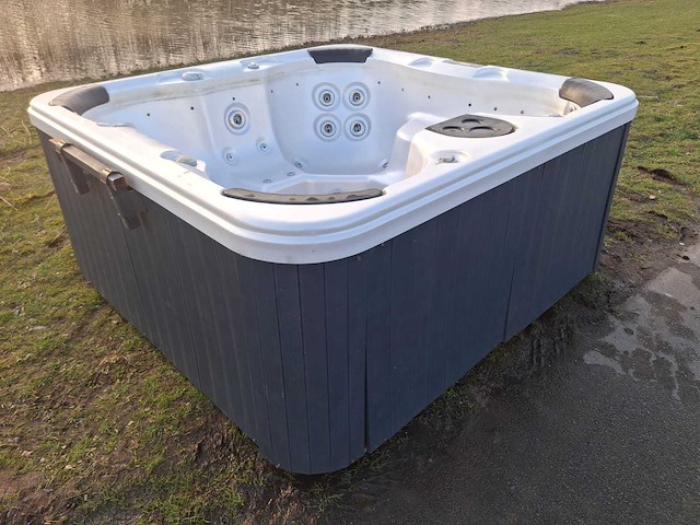 Deluxe spa 6 persoons jacuzzi en buitenspa - afbeelding 23 van  30