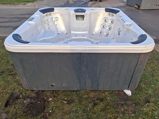 Deluxe spa 6 persoons jacuzzi en buitenspa - afbeelding 1 van  2