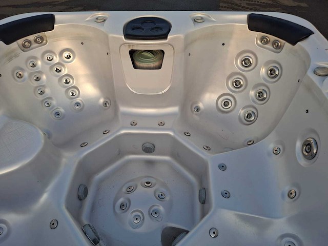 Deluxe spa 6 persoons jacuzzi en buitenspa - afbeelding 13 van  34