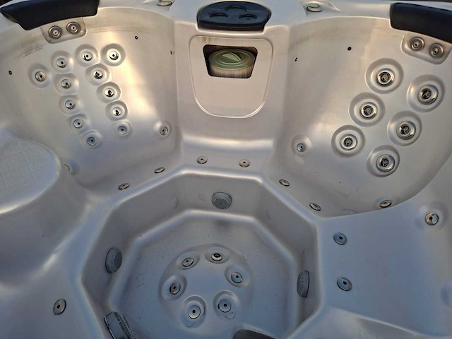 Deluxe spa 6 persoons jacuzzi en buitenspa - afbeelding 15 van  34
