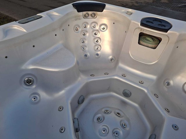 Deluxe spa 6 persoons jacuzzi en buitenspa - afbeelding 16 van  34