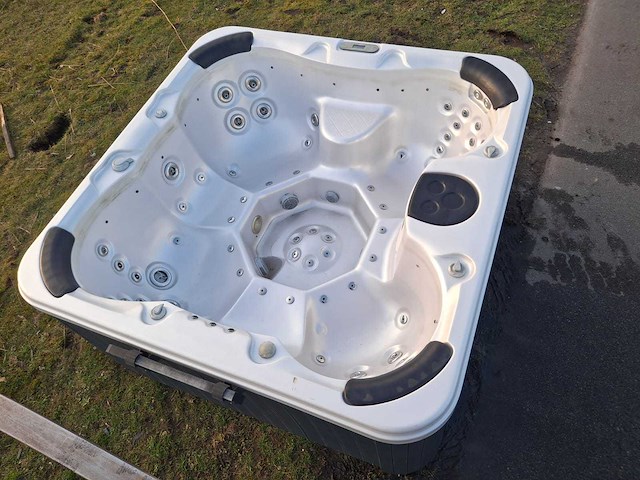 Deluxe spa 6 persoons jacuzzi en buitenspa - afbeelding 2 van  34