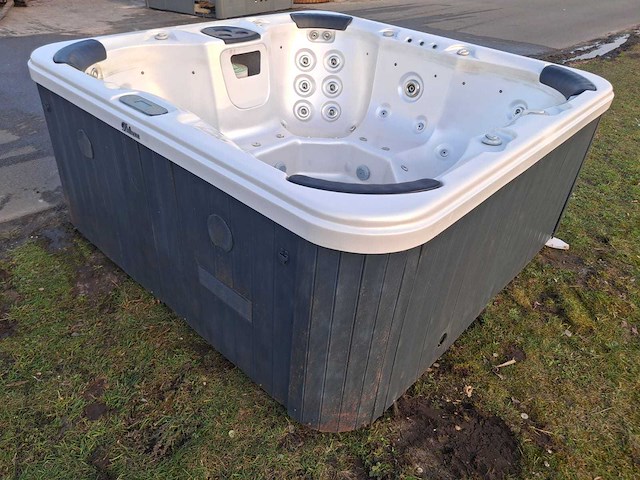 Deluxe spa 6 persoons jacuzzi en buitenspa - afbeelding 12 van  20