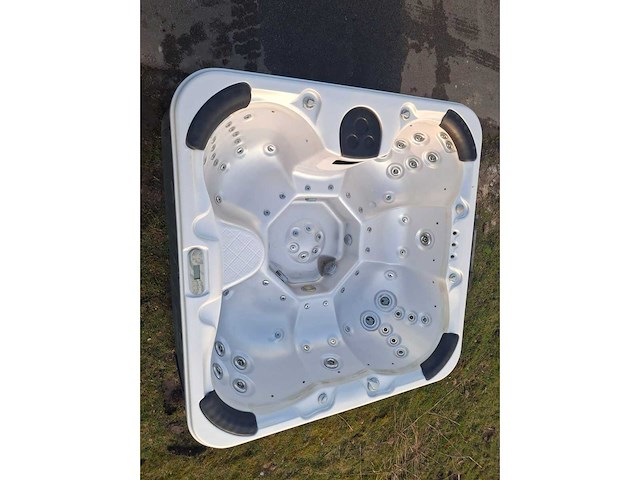 Deluxe spa 6 persoons jacuzzi en buitenspa - afbeelding 17 van  20