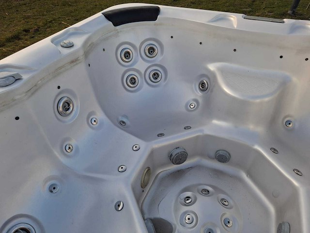 Deluxe spa 6 persoons jacuzzi en buitenspa - afbeelding 13 van  34