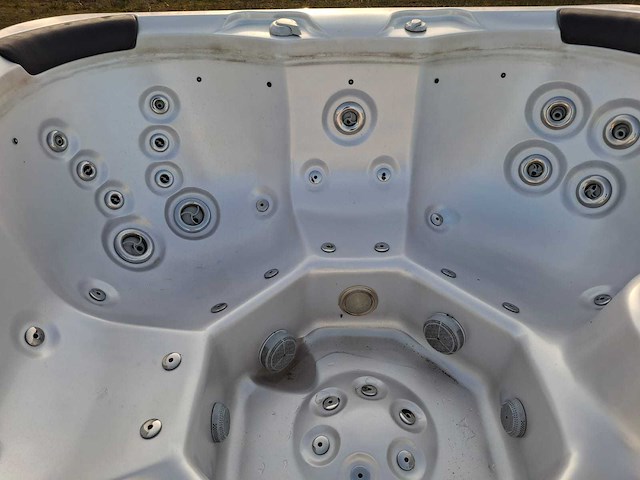 Deluxe spa 6 persoons jacuzzi en buitenspa - afbeelding 16 van  34
